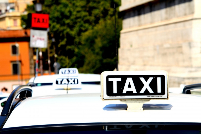 taxis-LUCERAM-min_taxi_auto_rome_road_white-1051610